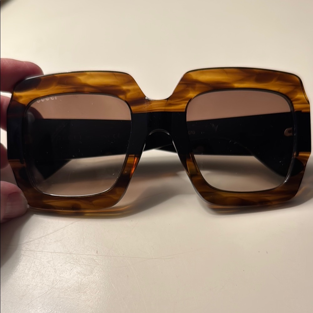 Gucci Brown Oversized Square Sunglasses with Tortoiseshell Pattern - Picture 5 of 8